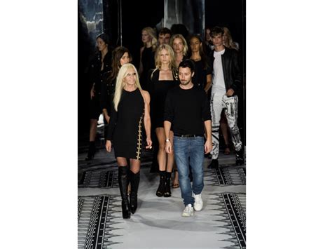 passerella versace|Versace: da Gianni a Donatella in 10 (splendide) foto d’archivio.